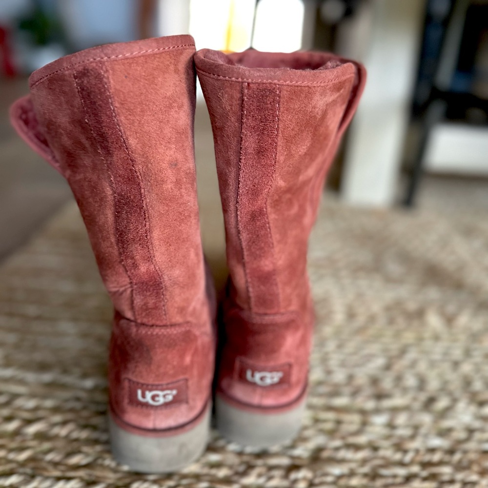 Women’s Pink Uggs size 7 Gently Used